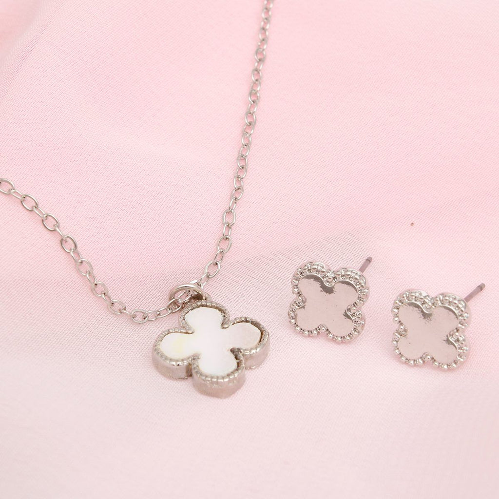 Pendant Vintage White Quatrefoil Silver Necklace